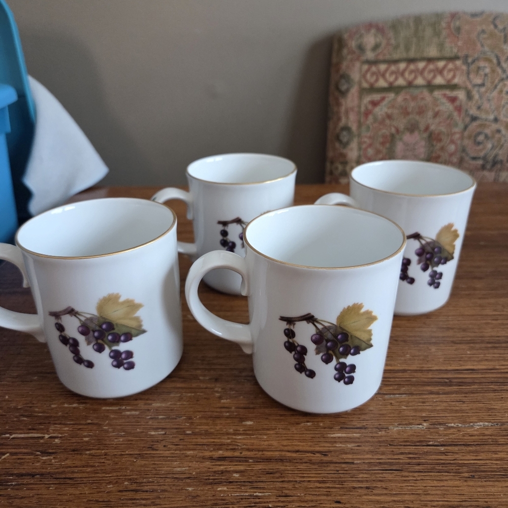 Royal Worcester Evesham Gold Set Of 4 Mugs